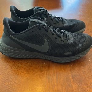 Nike Revolution 5 Big Kids' Road Running Shoes